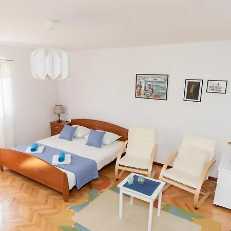 Beautiful Cozy Jug In Neighbourhood.