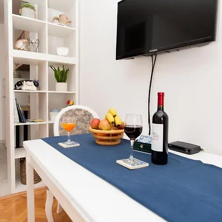 Beautiful Cozy Jug In Neighbourhood. דירה *