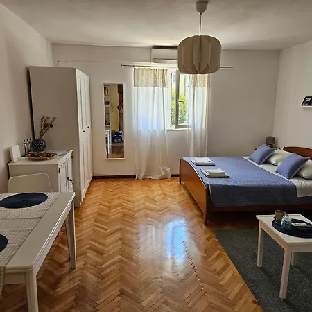 Beautiful Cozy Jug In Neighbourhood.