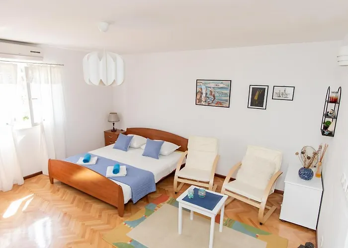 Beautiful Cozy Jug In Neighbourhood.