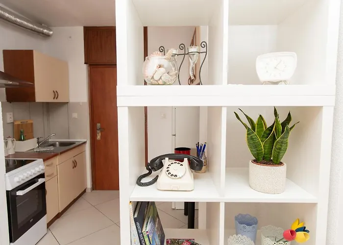 Beautiful Cozy Jug In Neighbourhood. *