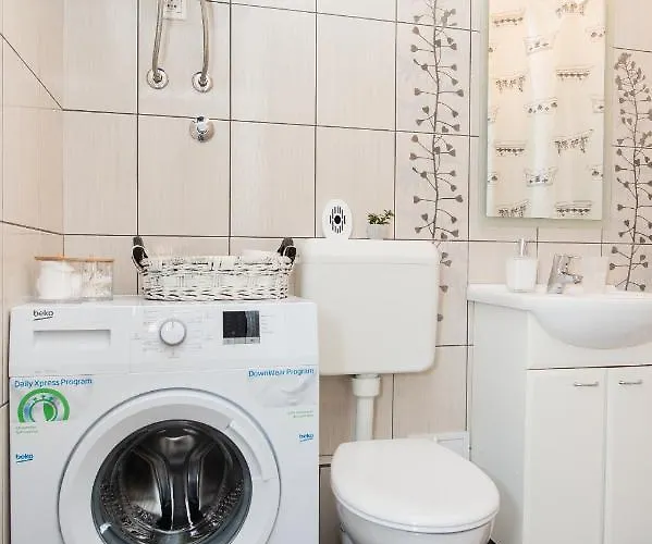 Beautiful Cozy Jug In Neighbourhood.