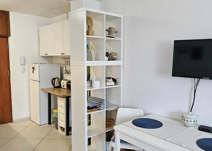 Beautiful Cozy Jug In Neighbourhood.