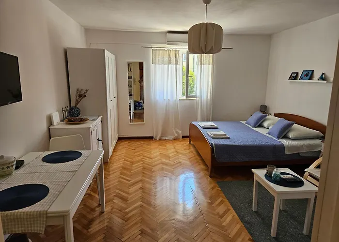 Beautiful Cozy Jug In Neighbourhood.