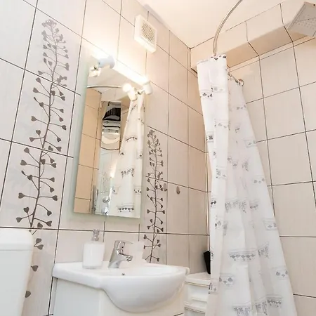 Beautiful Cozy Jug In Neighbourhood. *