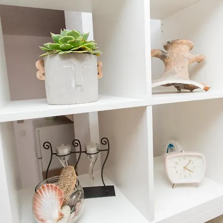 Beautiful Cozy Jug In Neighbourhood. Split