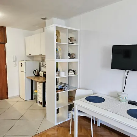 Beautiful Cozy Jug In Neighbourhood.